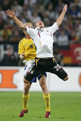Lukas Podolski (Deutschland, vorn) im freien Fall gegen Petter Hansson (Schweden) Fußball Länderspiel Herren Freundschaftsspiel, 2006, Test, Testspiel, Nationalteam, Nationaltrikot, Deutschland - Schweden 3:0 Gruppe Gelsenkirchen Dynamik, Höhe, Fußball Länderspiel Herren Freundschaftsspiel, 2006, Test, Testspiel, Nationalteam, Nationaltrikot, Deutschland - Schweden 3:0 Gruppe Gelsenkirchen Dynamik, Höhe,