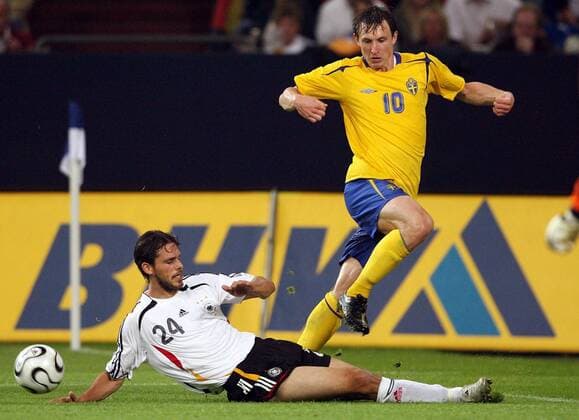 Kim Källström (Schweden, re.) überspringt die Grätsche von Manuel Friedrich (Deutschland) Fußball Länderspiel Herren Testspiel 2006, Test, Freundschaftsspiel, Nationalteam, Nationaltrikot Gruppe Gelsenkirchen Dynamik, Fußball Länderspiel Herren Testspiel 2006, Test, Freundschaftsspiel, Nationalteam, Nationaltrikot Gruppe Gelsenkirchen Dynamik,