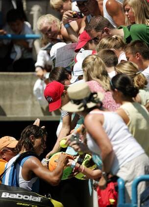 Rafael Nadal (Spanien) schreibt Autogramme Tennis Herren Western and Southern Financial Group Masters 2006, ATP Tour, Series Gruppe Cincinnati Tennis Herren Western and Southern Financial Group Masters 2006, ATP Tour, Series Gruppe Cincinnati