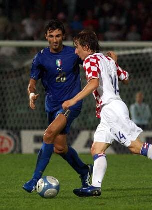 Gennaro del Vecchio (Italien, li.) gegen Luka Modric (Kroatien) - Fußball Länderspiel Herren Testspiel 2006, Test, Freundschaftsspiel, Nationaltrikot, Nationalteam, Italien - Kroatien 0:2 Gruppe Delvecchio Livorno Fußball Länderspiel Herren Testspiel 2006, Test, Freundschaftsspiel, Nationaltrikot, Nationalteam, Italien - Kroatien 0:2 Gruppe Delvecchio Livorno