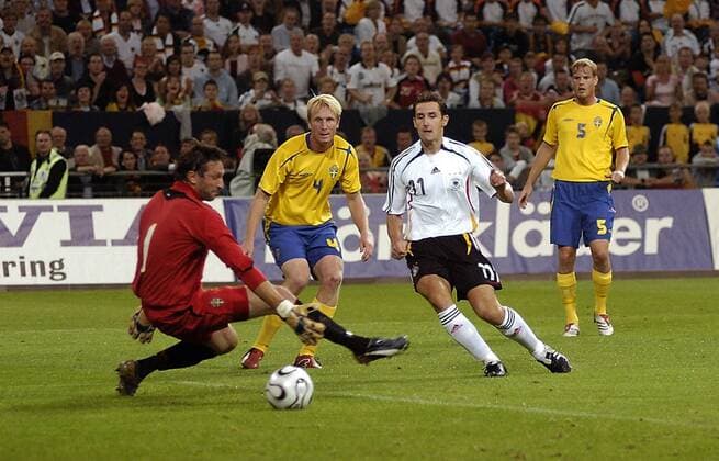 Miroslav Klose (Deutschland, 2. v. re.) erzielt das 2:0 gegen drei Schweden, v. li.: Torwart Rami Shaaban, Petter Hansson und Fredrik Stenman Fußball Länderspiel Herren Freundschaftsspiel 2006, Test, Testspiel, Nationalteam, Nationaltrikot, Deutschland - Schweden 3:0 Gruppe Gelsenkirchen Dynamik, Überlegenheit, Fußball Länderspiel Herren Freundschaftsspiel 2006, Test, Testspiel, Nationalteam, Nationaltrikot, Deutschland - Schweden 3:0 Gruppe Gelsenkirchen Dynamik, Überlegenheit,