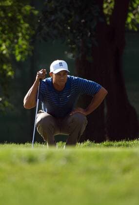 Eldrick Tiger Woods (USA) taxiert die Putlinie Golf Herren 88. PGA Championship 2006, Tour Einzelbild Medinah Illinois Golf Herren 88. PGA Championship 2006, Tour Einzelbild Medinah Illinois