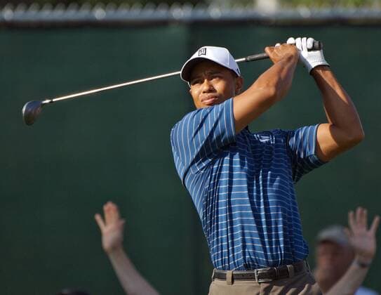 Eldrick Tiger Woods (USA) schaut seinem Abschlag hinterher Golf Herren 88. PGA Championship 2006, Tour Einzelbild Medinah Illinois Golf Herren 88. PGA Championship 2006, Tour Einzelbild Medinah Illinois