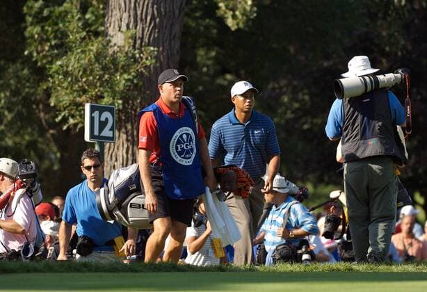 Eldrick Tiger Woods (USA, re.) und sein Caddie Steve Williams (Neuseeland) an Loch 12 Golf Herren 88. PGA Championship 2006, Tour Gruppe Medinah Illinois Golf Herren 88. PGA Championship 2006, Tour Gruppe Medinah Illinois