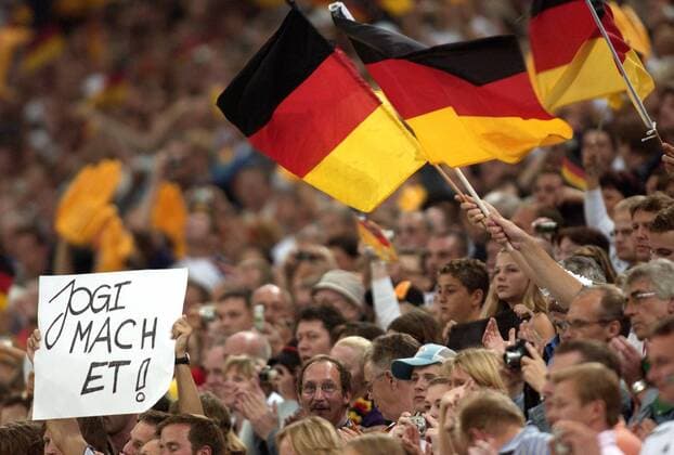 Jogi mach et! - Deutsche Fans unterstützen Bundestrainer Joachim Löw (Deutschland) mit einem Plakat und schwenken Landesfahnen Fußball Länderspiel Herren Testspiel 2006, Test, Freundschaftsspiel, Nationalteam, Vdig Totale Anfeuerung, anfeuern, MotivationMundart, Gelsenkirchen Fußball Länderspiel Herren Testspiel 2006, Test, Freundschaftsspiel, Nationalteam, Vdig Totale Anfeuerung, anfeuern, MotivationMundart, Gelsenkirchen