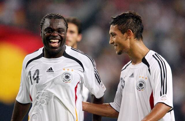 Gerald Asamoah (li.) und Malik Fathi (beide Deutschland) - Schlussjubel Fußball Länderspiel Herren Freundschaftsspiel 2006, Test, Testspiel, Nationalmannschaft, Nationalteam, Nationaltrikot, Gruppe Gelsenkirchen Freude, Fußball Länderspiel Herren Freundschaftsspiel 2006, Test, Testspiel, Nationalmannschaft, Nationalteam, Nationaltrikot, Gruppe Gelsenkirchen Freude,