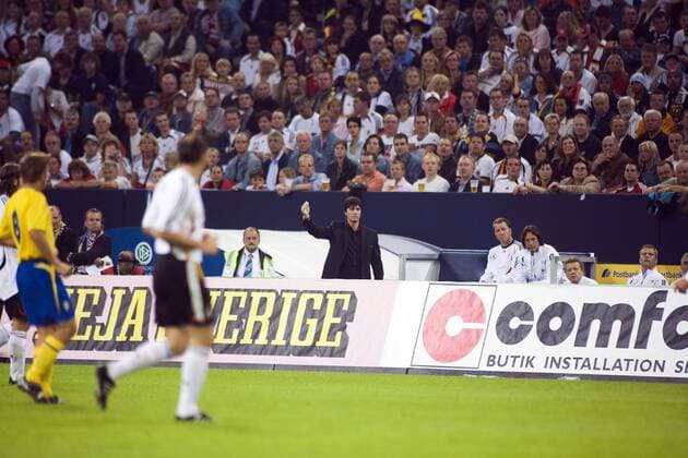 Bundestrainer Joachim Löw (Mitte) in Erwartung des Balles; daneben v.li.: Torwarttrainer Andreas Köpke, Mannschaftsarzt Dr. Hans Wilhelm Müller Wohlfahrt und die Physiotherapeuten Klaus Eder und Christian Müller (alle Deutschland) Fußball Länderspiel Herren Freundschaftsspiel 2006, Testspiel, Nationalmannschaft, Nationaltrikot, Deutschland - Schweden 3:0 Totale Test Gelsenkirchen Fußball Länderspiel Herren Freundschaftsspiel 2006, Testspiel, Nationalmannschaft, Nationaltrikot, Deutschland - Schweden 3:0 Totale Test Gelsenkirchen