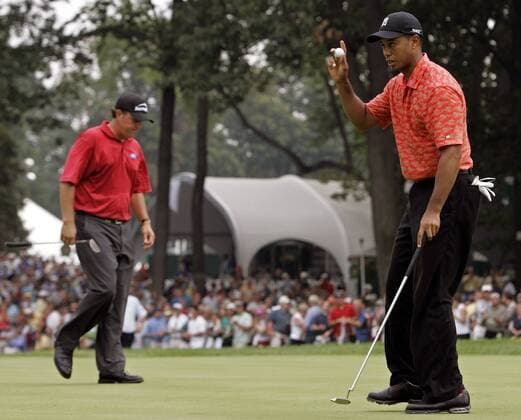 Eldrick Tiger Woods (re.) präsentiert seinen Ball nach erfolgreichem Put, daneben der enttäuschte Mickelson (beide USA) -  (MED2006081833) Golf Herren 88. PGA Championship 2006, Tour Gruppe Medinah Illinois Golf Herren 88. PGA Championship 2006, Tour Gruppe Medinah Illinois