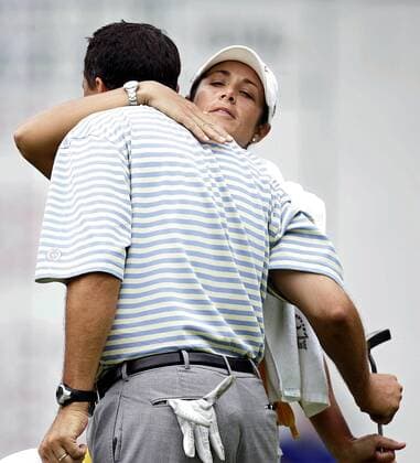 Laura Diaz umarmt ihren Bruder Ron Philo Jr. (beide USA) -  (MED2006081807) Golf Herren 88. PGA Championship 2006, Tour Gruppe Medinah Illinois Golf Herren 88. PGA Championship 2006, Tour Gruppe Medinah Illinois
