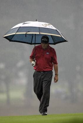 Phil Mickelson (USA) nachdenklich im Regen -  (MED2006081813) Golf Herren 88. PGA Championship 2006, Tour Einzelbild Medinah Illinois Nachdenklichkeit, Golf Herren 88. PGA Championship 2006, Tour Einzelbild Medinah Illinois Nachdenklichkeit,