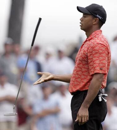 Eldrick Tiger Woods (USA) spielt enttäuscht mit seinem Golfschläger -  (MED2006081818) Golf Herren 88. PGA Championship 2006, Tour Einzelbild Medinah Illinois Enttäuschung, Golf Herren 88. PGA Championship 2006, Tour Einzelbild Medinah Illinois Enttäuschung,