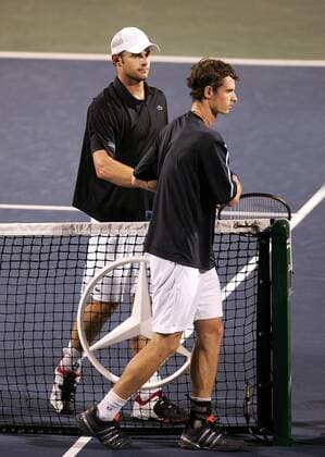 Andy Roddick (USA, li.) nimmt Glückwünsche des enttäuschten Andrew Murray (Großbritannien) entgegen Tennis Herren Western and Southern Financial Group Masters 2006, ATP Tour, Series Gruppe Cincinnati Tennis Herren Western and Southern Financial Group Masters 2006, ATP Tour, Series Gruppe Cincinnati
