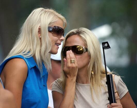 Fotomodel Elin Nordegren (Schweden, li.), Ehefrau von Eldrick Tiger Woods und Amy, Ehefrau von Phil Mickelson (alle USA) haben Geheimnisse Golf Herren 88. PGA Championship 2006, Tour Gruppe Medinah Illinois Golf Herren 88. PGA Championship 2006, Tour Gruppe Medinah Illinois