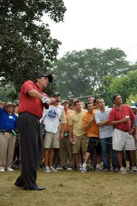 Phil Mickelson (USA) - Schlag aus dem Rough Golf Herren 88. PGA Championship 2006, Tour Gruppe Medinah Illinois Golf Herren 88. PGA Championship 2006, Tour Gruppe Medinah Illinois