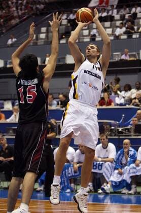Dirk Nowitzki (Deutschland, re.) - Korbwurf gegen Joji Takeuchi (Japan) - (aflo1035) Basketball WM Herren WM 2006, Länderspiel, Nationalteam, Nationaltrikot, Gruppe B, Deutschland - Japan 81:70 Gruppe Hiroshima Dynamik, Basketball WM Herren WM 2006, Länderspiel, Nationalteam, Nationaltrikot, Gruppe B, Deutschland - Japan 81:70 Gruppe Hiroshima Dynamik,