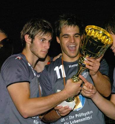 U20 Europameister Deutschland: Uwe Gensheimer (li.) und Michael Allendorf mit dem Pokal Handball Länderspiel Herren Junioren EM 2006, Nationalteam, Nationaltrikot, Deutschland, Finale, Endspiel, Vdig Gruppe Innsbruck Freude, Begeisterung, Handball Länderspiel Herren Junioren EM 2006, Nationalteam, Nationaltrikot, Deutschland, Finale, Endspiel, Vdig Gruppe Innsbruck Freude, Begeisterung,