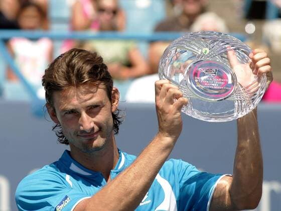 Juan Carlos Ferrero (Spanien) freut sich über den Pokal für den zweiten Platz beim Western Southern Financial Group Masters 2006 Tennis Herren Western Southern Financial Group Masters 2006, ATP Tour, Series, Finale, Endspiel, Einzelbild Cincinnati Freude, Tennis Herren Western Southern Financial Group Masters 2006, ATP Tour, Series, Finale, Endspiel, Einzelbild Cincinnati Freude,