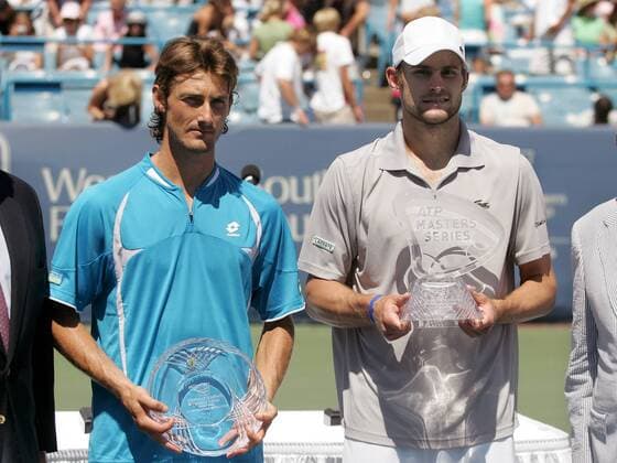 Andy Roddick (USA, re.) gewinnt das Western Southern Financial Group Masters 2006, li. Der Zweitplazierte Juan Carlos Ferrero (Spanien) Tennis Herren Western Southern Financial Group Masters 2006, ATP Tour, Series, Finale, Endspiel, Gruppe Cincinnati Tennis Herren Western Southern Financial Group Masters 2006, ATP Tour, Series, Finale, Endspiel, Gruppe Cincinnati