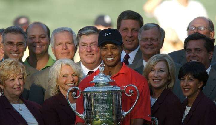 Eldrick Tiger Woods (USA) - Sieger der PGA Championship in Medinah mit der Wanamaker Trophy, eingerahmt von den stolzen Mitgliedern des Medinah Country Clubs Golf Herren 88. PGA Championship 2006, Tour Gruppe Medinah, Illinois Freude, Golf Herren 88. PGA Championship 2006, Tour Gruppe Medinah, Illinois Freude,
