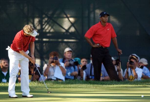 Luke Donald (England) - Put, hi. wartet Eldrick Tiger Woods (USA) Golf Herren 88. PGA Championship 2006, Tour Gruppe Medinah, Illinois Golf Herren 88. PGA Championship 2006, Tour Gruppe Medinah, Illinois