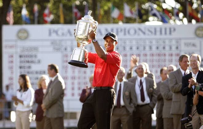 Eldrick Tiger Woods (USA) - Der Sieger der PGA Championship in Medinah präsentiert die Wanamaker Trophy -  (MED2006082020) Golf Herren 88. PGA Championship 2006, Tour Einzelbild Medinah, Illinois Freude, Golf Herren 88. PGA Championship 2006, Tour Einzelbild Medinah, Illinois Freude,