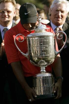 Eldrick Tiger Woods (USA) - Der Sieger der PGA Championship in Medinah mit der Wanamaker Trophy -  (MED2006082031) Golf Herren 88. PGA Championship 2006, Tour Einzelbild Medinah, Illinois Harmonie, Golf Herren 88. PGA Championship 2006, Tour Einzelbild Medinah, Illinois Harmonie,