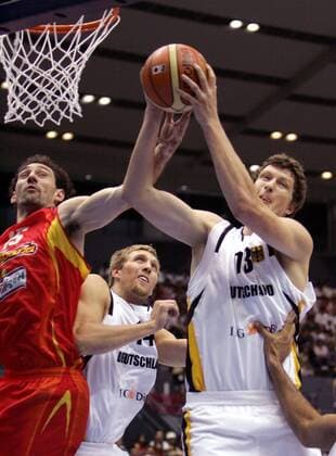 Patrick Femerling (re.) und Dirk Nowitzki (Mitte) gegen Jorge Garbajosa (Spanien) - Basketball WM Herren WM 2006, Länderspiel, Nationalteam, Nationaltrikot, Gruppe B, Deutschland - Spanien Gruppe Hiroshima Basketball WM Herren WM 2006, Länderspiel, Nationalteam, Nationaltrikot, Gruppe B, Deutschland - Spanien Gruppe Hiroshima