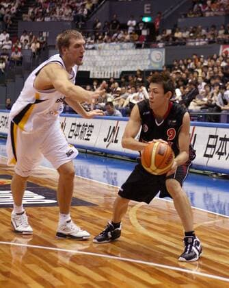 Takehiko Orimo (Japan, re.) gegen Dirk Nowitzki (Deutschland) Basketball WM Herren WM 2006, Länderspiel, Nationalteam, Nationaltrikot, Gruppe B, Deutschland - Japan 81:70, Vdig Gruppe Hiroshima Basketball WM Herren WM 2006, Länderspiel, Nationalteam, Nationaltrikot, Gruppe B, Deutschland - Japan 81:70, Vdig Gruppe Hiroshima
