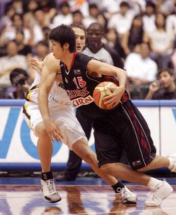 Joji Takeuchi (Japan, re.) gegen Sven Schultze (Deutschland) Basketball WM Herren WM 2006, Länderspiel, Nationalteam, Nationaltrikot, Gruppe B, Deutschland - Japan 81:70, Vdig Gruppe Hiroshima Dynamik, Basketball WM Herren WM 2006, Länderspiel, Nationalteam, Nationaltrikot, Gruppe B, Deutschland - Japan 81:70, Vdig Gruppe Hiroshima Dynamik,
