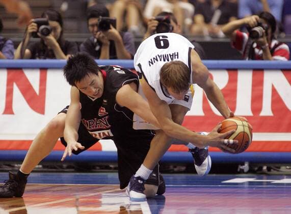 Steffen Hamann (Deutschland, re.) gegen Daiji Yamada (Japan) Basketball WM Herren WM 2006, Länderspiel, Nationalteam, Nationaltrikot, Gruppe B, Deutschland - Japan 81:70, Vdig Gruppe Hiroshima Dynamik, Kampf, Basketball WM Herren WM 2006, Länderspiel, Nationalteam, Nationaltrikot, Gruppe B, Deutschland - Japan 81:70, Vdig Gruppe Hiroshima Dynamik, Kampf,