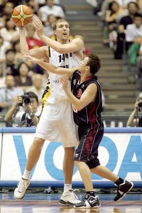 Dirk Nowitzki (Deutschland, li.) gegen Takehiko Orimo (Japan) Basketball WM Herren WM 2006, Länderspiel, Nationalteam, Nationaltrikot, Gruppe B, Deutschland - Japan 81:70, Vdig Gruppe Hiroshima Basketball WM Herren WM 2006, Länderspiel, Nationalteam, Nationaltrikot, Gruppe B, Deutschland - Japan 81:70, Vdig Gruppe Hiroshima