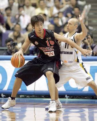 Kosuke Takeuchi (Japan, li.) gegen Pascal Roller (Deutschland) Basketball WM Herren WM 2006, Länderspiel, Nationalteam, Nationaltrikot, Gruppe B, Deutschland - Japan 81:70, Vdig Gruppe Hiroshima Basketball WM Herren WM 2006, Länderspiel, Nationalteam, Nationaltrikot, Gruppe B, Deutschland - Japan 81:70, Vdig Gruppe Hiroshima