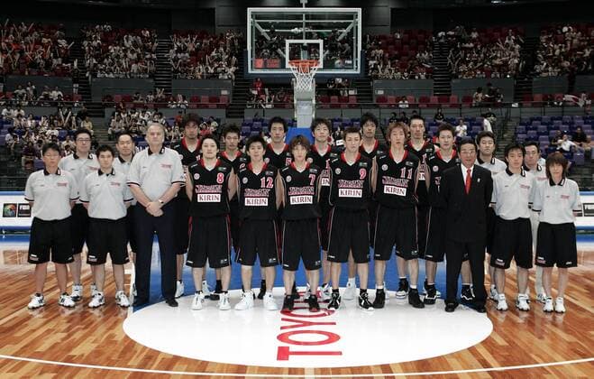 Mannschaftsbild Japan, Nationaltrainer Zeljko Pavlicevic (5.v..li.) neben seinen Spielern, hi.v.li.: Kosuke Takeuchi, Ryota Sakurai, Daiji Yamada, Satoru Furuta, Joji Takeuchi, Shunsuke Ito; vorn: Shinsuke Kashiwagi, Takahiro Setsumasa, Kei Igarashi,... Basketball WM Herren WM 2006, Länderspiel, Nationalteam, Nationaltrikot, Gruppe B, Vdig Totale Hiroshima Basketball WM Herren WM 2006, Länderspiel, Nationalteam, Nationaltrikot, Gruppe B, Vdig Totale Hiroshima