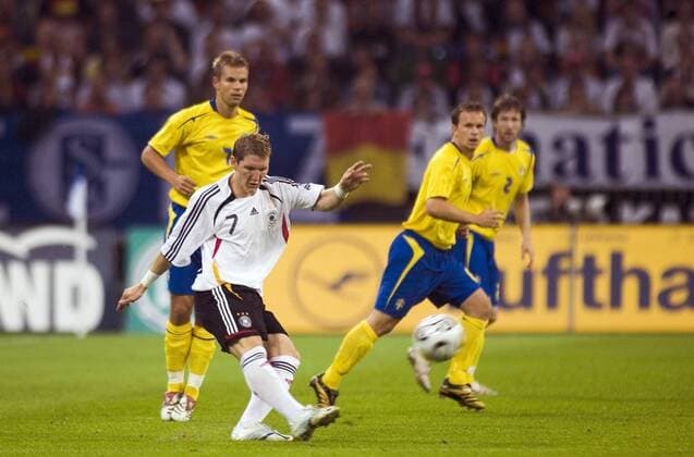 Bastian Schweinsteiger (Deutschland, vorn) zieht ab Fußball Länderspiel Herren Freundschaftsspiel 2006, Test, Testspiel, Nationalteam, Nationaltrikot, Deutschland - Schweden 3:0 Gruppe Bande Gelsenkirchen Dynamik, Fußball Länderspiel Herren Freundschaftsspiel 2006, Test, Testspiel, Nationalteam, Nationaltrikot, Deutschland - Schweden 3:0 Gruppe Bande Gelsenkirchen Dynamik,