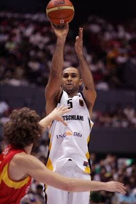 Ademola Okulaja (Deutschland) - Korbwurf Basketball WM Herren WM 2006, Länderspiel, Nationalteam, Gruppe B, Nationaltrikot Gruppe Hiroshima Basketball WM Herren WM 2006, Länderspiel, Nationalteam, Gruppe B, Nationaltrikot Gruppe Hiroshima