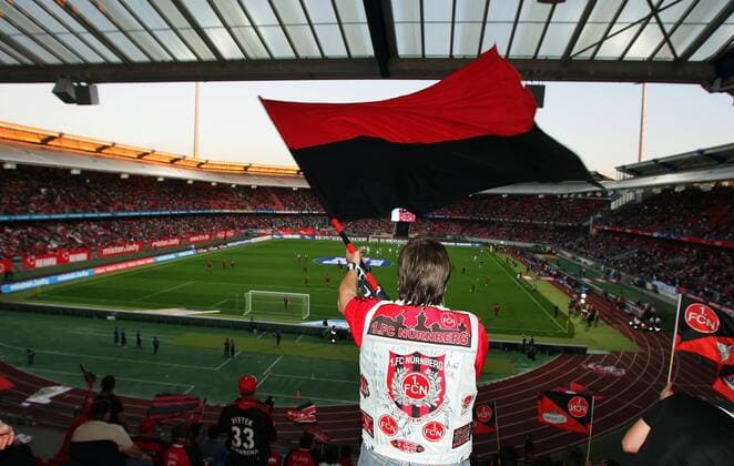Nürnberger Fan in Fankutte schwenkt eine Fahne Fußball 1. BL Herren Saison 2006 2007, 1. FC Nürnberg, hinten, Rücken, Rückansicht, Zuschauerperspektive Totale Frankenstadion, easy credit Stadion Nürnberg Fußball 1. BL Herren Saison 2006 2007, 1. FC Nürnberg, hinten, Rücken, Rückansicht, Zuschauerperspektive Totale Frankenstadion, easy credit Stadion Nürnberg