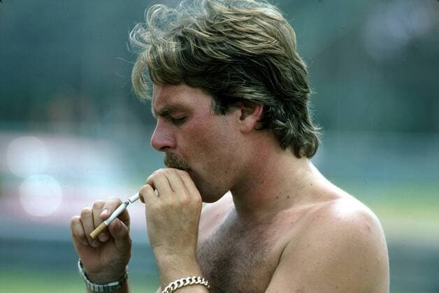 Keke Rosberg (Finnland Williams Honda) zündet sich eine Zigarette mit der anderen an Motorsport Grand Prix Herren Großer Preis von Brasilien 1983, Formel 1 Weltmeisterschaft, F1, F, GP, WM Einzelbild Jacarepagua Rio de Janeiro Motorsport Grand Prix Herren Großer Preis von Brasilien 1983, Formel 1 Weltmeisterschaft, F1, F, GP, WM Einzelbild Jacarepagua Rio de Janeiro