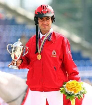 Miguel Vila Ubach (Spanien), Weltmeister 2006 im 160 km Distanzreiten, präsentiert seinen Pokal Pferdesport WM Herren World Equestrian Games 2006, Weltreiterspiele, Reiten, Reitsport, Distanzreiten, Langstrecke Einzelbild Aachen Pferdesport WM Herren World Equestrian Games 2006, Weltreiterspiele, Reiten, Reitsport, Distanzreiten, Langstrecke Einzelbild Aachen