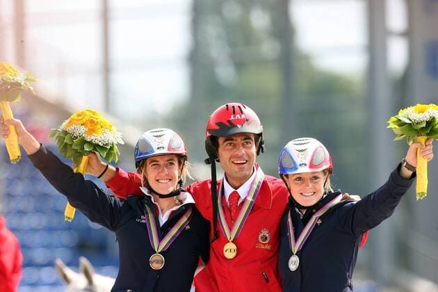 Siegerehrung im 160 km Distanzreiten bei den Weltreiterspielen 2006 in Aachen, v.li.: Drittplatzierte Elodie Le Labourier (Frankreich), Weltmeister Miguel Vila Ubach (Spanien) und Zweitplatzierte Virginie Atger (Frankreich) Pferdesport WM Herren World Equestrian Games 2006, Weltreiterspiele, Reiten, Reitsport, Distanzreiten, Langstrecke Gruppe Umarmung o0 Damen Aachen Freude, Pferdesport WM Herren World Equestrian Games 2006, Weltreiterspiele, Reiten, Reitsport, Distanzreiten, Langstrecke Gruppe Umarmung o0 Damen Aachen Freude,