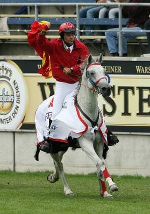 Miguel Vila Ubach (Spanien), Weltmeister 2006 im 160 km Distanzreiten, dreht auf Hungares seine Ehrenrunde Pferdesport WM Herren World Equestrian Games 2006, Weltreiterspiele, Reiten, Reitsport, Distanzreiten, Langstrecke Einzelbild Aachen Dynamik, Freude, Pferdesport WM Herren World Equestrian Games 2006, Weltreiterspiele, Reiten, Reitsport, Distanzreiten, Langstrecke Einzelbild Aachen Dynamik, Freude,