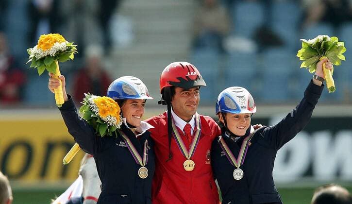 Siegerehrung im 160 km Distanzreiten bei den Weltreiterspielen 2006 in Aachen, v.li.: Drittplatzierte Elodie Le Labourier (Frankreich), Weltmeister Miguel Vila Ubach (Spanien) und Zweitplatzierte Virginie Atger (Frankreich) Pferdesport WM Herren World Equestrian Games 2006, Weltreiterspiele, Reiten, Reitsport, Distanzreiten, Langstrecke Gruppe Jubel, jubeln, Siegesjubel o0 Damen Aachen Freude, Pferdesport WM Herren World Equestrian Games 2006, Weltreiterspiele, Reiten, Reitsport, Distanzreiten, Langstrecke Gruppe Jubel, jubeln, Siegesjubel o0 Damen Aachen Freude,
