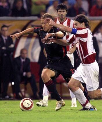 Massimo Ambrosini (Milan, li.) gegen Nenad Kovacevic (Roter Stern Belgrad) Fußball EC 1 Herren Champions League Qualifikation 2006 2007, Roter Stern Belgrad - AC Mailand 1:2 Gruppe Belgrad Dynamik, Fußball EC 1 Herren Champions League Qualifikation 2006 2007, Roter Stern Belgrad - AC Mailand 1:2 Gruppe Belgrad Dynamik,