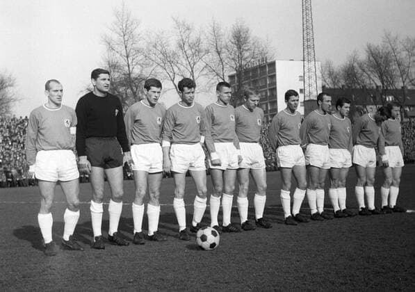 Mannschaftsbild TSV 1860 München v.li.: Peter Grosser, Torwart Petar Radenkovic, Hans Reich, Manfred Wagner, Friedhelm Konietzka, Hans Küppers, Wilfried Kohlars, Hans Rebele, Rudolf Steiner, Alfred Heiss und Zeljko Perusic Fußball 1. BL Herren Saison 1965 1966, TSV 1860 München, Vneg, Vsw Totale Fußball 1. BL Herren Saison 1965 1966, TSV 1860 München, Vneg, Vsw Totale
