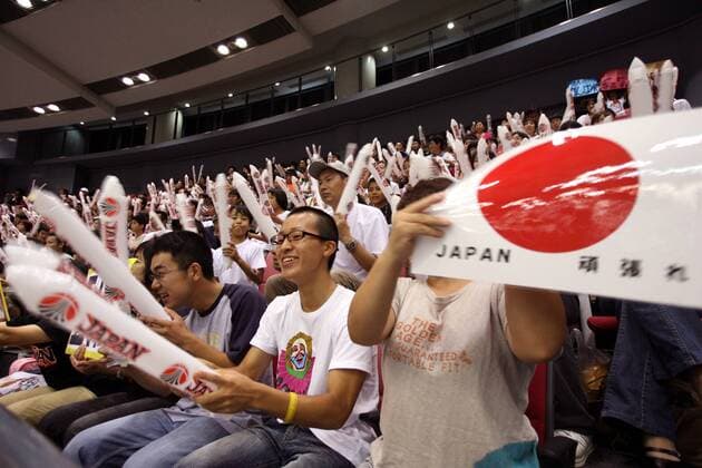 Japanische Fans benutzen Klatschelemente und die Landesfahne zur Anfeuerung ihres Teams Basketball WM Herren WM 2006, Länderspiel, Nationalteam Totale Hiroshima Basketball WM Herren WM 2006, Länderspiel, Nationalteam Totale Hiroshima