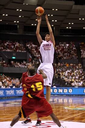 Joji Takeuchi (Japan, hi.) - Korbwurf gegen Eduardo Mingas (Angola, vorn) Basketball WM Herren WM 2006, Länderspiel, Nationalteam, Nationaltrikot, Gruppe B, Japan - Angola 62:87 Gruppe Hiroshima Dynamik, Höhe, Basketball WM Herren WM 2006, Länderspiel, Nationalteam, Nationaltrikot, Gruppe B, Japan - Angola 62:87 Gruppe Hiroshima Dynamik, Höhe,