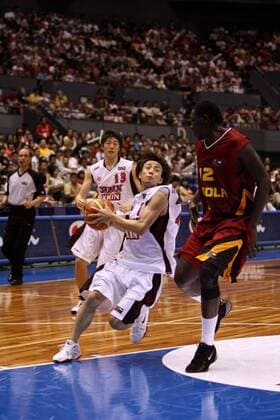 Kei Igarashi (Japan, li.) gegen Abdel Aziz Moussa (Angola) Basketball WM Herren WM 2006, Länderspiel, Nationalteam, Nationaltrikot, Gruppe B, Japan - Angola 62:87 Gruppe Hiroshima Dynamik, Basketball WM Herren WM 2006, Länderspiel, Nationalteam, Nationaltrikot, Gruppe B, Japan - Angola 62:87 Gruppe Hiroshima Dynamik,