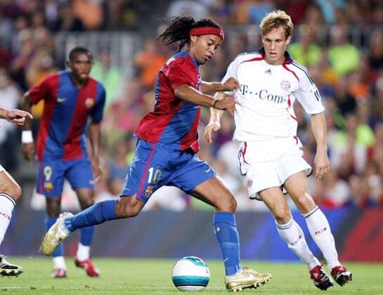 Ronaldinho (Barcelona, li.) gegen Andreas Ottl (Bayern) -  Fußball Herren Trofeo Joan Gamper 2006 2007, Testspiel, Test, FC Barcelona - FC Bayern München 4:0 Barca, Gruppe Barcelona, Barca Dynamik, Fußball Herren Trofeo Joan Gamper 2006 2007, Testspiel, Test, FC Barcelona - FC Bayern München 4:0 Barca, Gruppe Barcelona, Barca Dynamik,