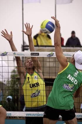 Gijs Ronnes (Niederlande, re.) - Schmetterball gegen den Block von Mykola Babich (Ukraine) Beachvolleyball Herren Nestea European Championship Final 2006, Finale, Tour Gruppe Den Haag Dynamik, Beachvolleyball Herren Nestea European Championship Final 2006, Finale, Tour Gruppe Den Haag Dynamik,