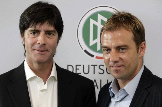 Bundestrainer Joachim Löw (li.) und Hans Dieter Flick (beide Deutschland) auf der DFB Pressekonferenz anlässlich der Vorstellung Flicks als neuem Assistenztrainer Fußball Herren Nationalmannschaft 2006 Gruppe Hansi Frankfurt M., Fußball Herren Nationalmannschaft 2006 Gruppe Hansi Frankfurt M.,