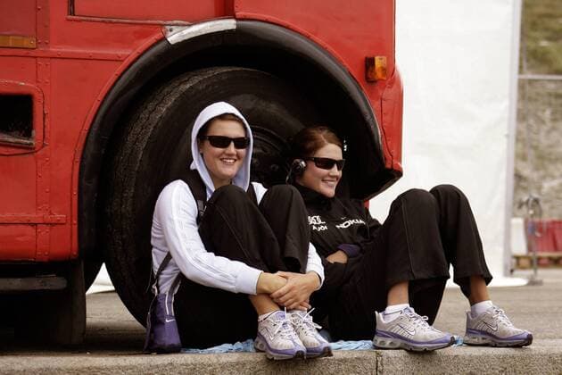 Erika Nyström und ihre Schwester Emilia (beide Finnland) gut gelaunt Beachvolleyball Damen Nestea European Championship Final 2006, Finale, Tour Gruppe Den Haag Beachvolleyball Damen Nestea European Championship Final 2006, Finale, Tour Gruppe Den Haag